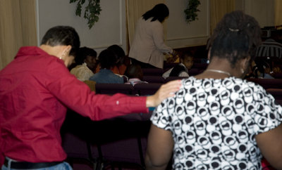 WomanHandOnShoulder_0077.jpg