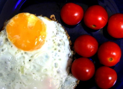 huevo frito y tomates