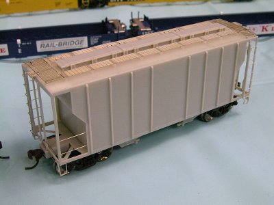 New Athearn 2600 cu. ft. covered hopper