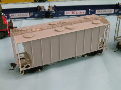 New Athearn 2600 cu. ft. covered hopper