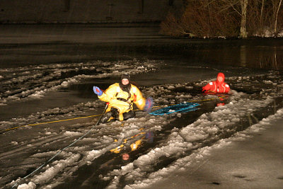 20070227-fd-ice-rescue-drill-0036.JPG