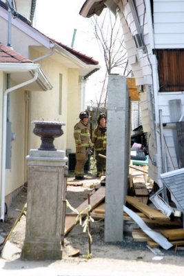 20070424-1691-milford-fd-house-collapse-115-merwyn-ave.JPG