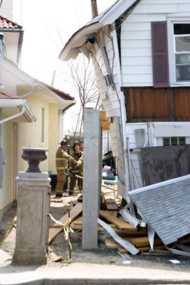 20070424-1692-milford-fd-house-collapse-115-merwyn-ave.JPG