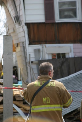 20070424-1718-milford-fd-house-collapse-115-merwyn-ave.JPG