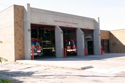 2006_Detroit_Fire_Dept_Firehouse_Engine_40_Ladder_17_Squad_5_.JPG