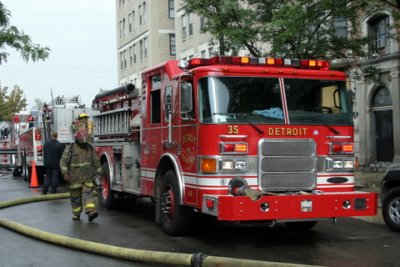 2007-july-detroit-fire-3rd-alarm-59-seward-wellington-place-09.JPG