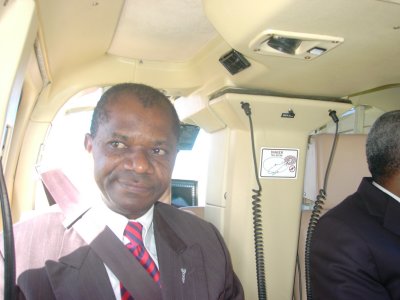Ministre Hilaire Sebastien dans l'hlicoptre vers Port-au-Prince