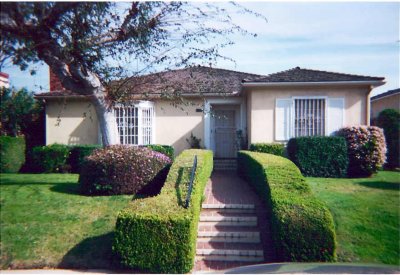 This is the house as it looked when we moved in.  Very 1965 - the yard is cut in half with no access from one side to the other