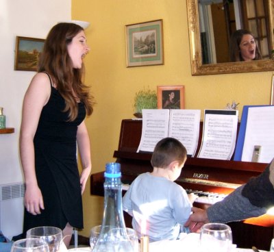 Daniel accompanies Pauline.