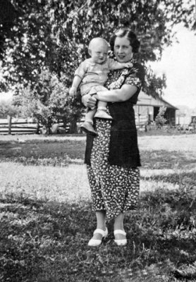 Viola holding Deane at Villisca