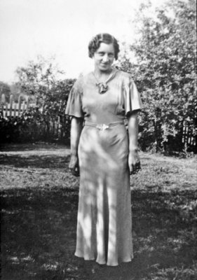 Viola at Mildred Kunze's in Newton - 1934