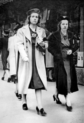 Viola and Mildred Kunze Shopping in Des Moines-1938