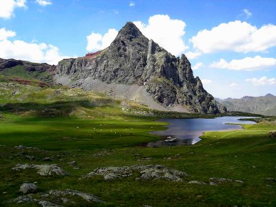 Pico Anayet y lago Ibon Pirineo Aragons Huesca.jpg