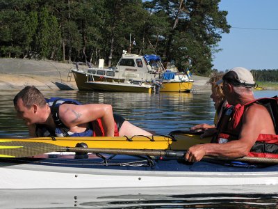 Kryper upp och vnder ut mot aktern