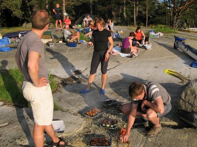 Mnga grillar vid middagsklippan