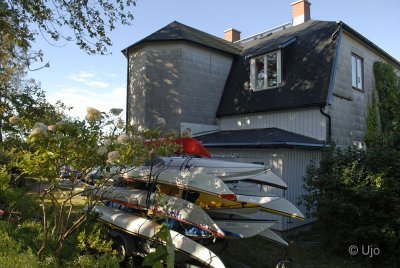 På Lördagmorgon var det 19 m/s vid Lurö= ingen paddling, så vi gömde kajakerna bakom vandrarhemmet.