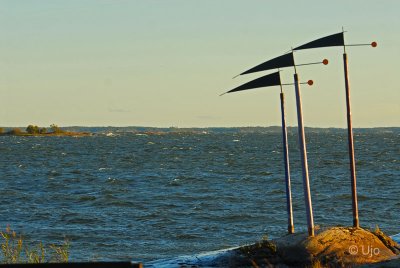 Skulturgruppen bris, kuling, storm.... I horisonten ser man faktiskt Läckö slott.
