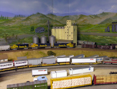backing up a little more we give the scene something of an N scale perspective (grin)