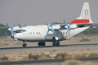 1532 28th September 06 AN12 landing at Sharjah.JPG