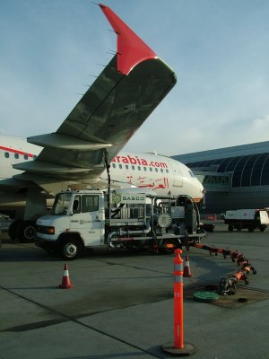 1537 18th January 07 Sasco fuelling Air Arabia.JPG