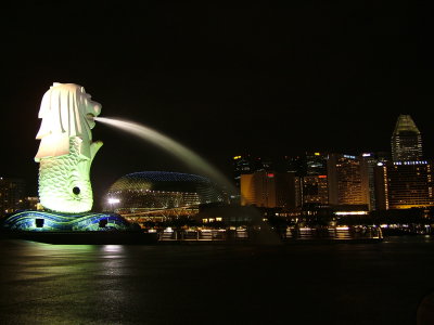 The Merlion Singapore and The Oriental Hotel.JPG