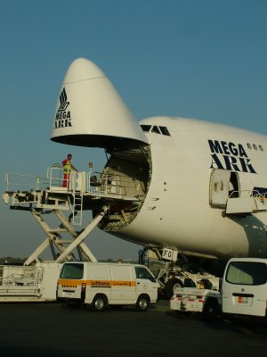 1710 25th February 07 Singapore Airlines Mega Ark 747 400.JPG