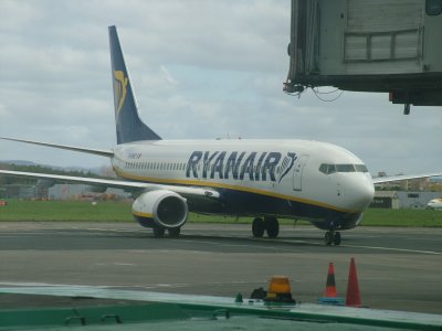 1159 23rd April 06 Ryanair Pulling onto stand.JPG