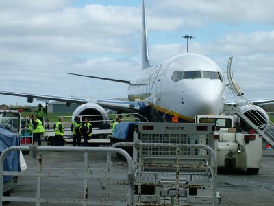 1211 23rd April 06 Passengers Boarding Baggage being Loaded.JPG