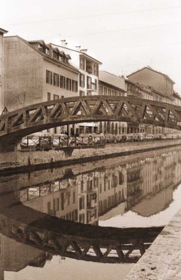 Walking on Naviglio