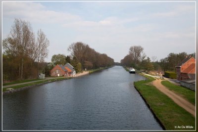 fietsen langs het kanaal in Olen naar Den Thijs