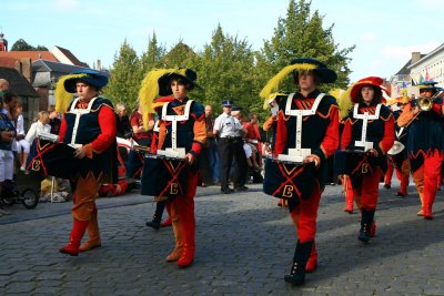 Muziekkorps begeleidt  de heraldische choreografie