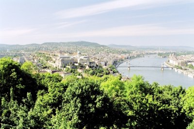 A Budai Vr s a Lnchd - The Buda Castle and the Chain Bridge.jpg