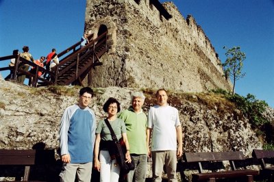 A vrnl Zsolttal s csaldjval - By the castle with Zsolt and his family.jpg
