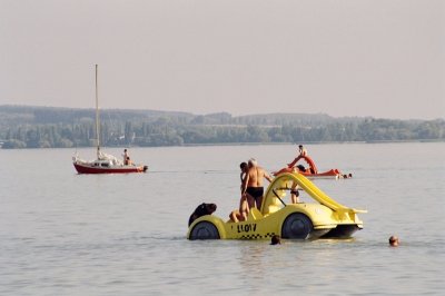 Vizibiciklik s egy vitorls - Paddle boats and a sailing boat.jpg