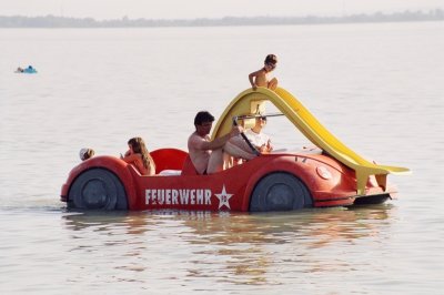 Vizibiciklis család - Family with paddleboat.jpg