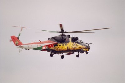 Mi-24 lebegsben - Mi-24 floating in air.jpg