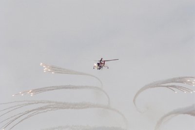 Mi-24 infracsapdt szr - Mi-24 releases flares 02.jpg