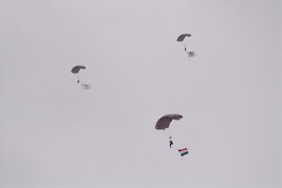 Ejternys ugrk - Parachute jumpers.jpg