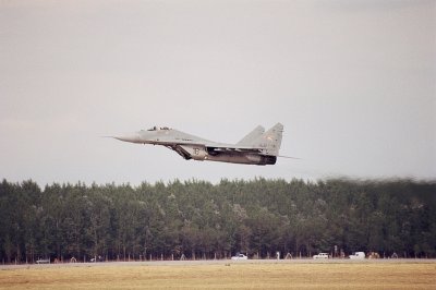 MiG-29 alacsony thzsa - MiG-29 low pass.jpg