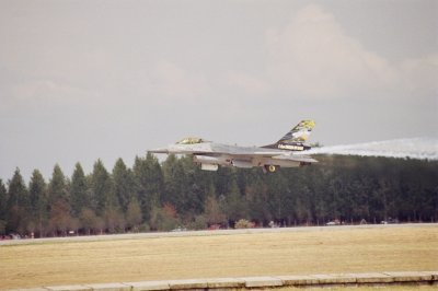 Holland F-16 alacsony thzsa - Dutch F-16 low pass.jpg