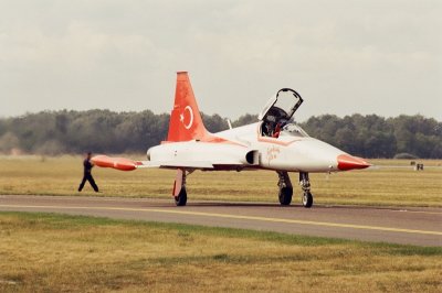 Trk Csillagok F-5A guruls kzben - Turkish Stars F-5A taxiing 02.jpg