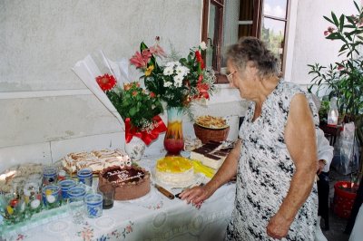 Mami a stikkel s virgokkal - Grandma with cakes and flowers.jpg