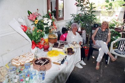 Asztal stikkel s virgokkal - Table with cakes and flowers.jpg