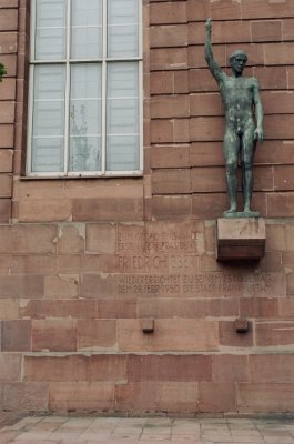 A Friedrich Ebert emlkm a templom oldaln- The Friedrich Ebert monument outside the church.jpg