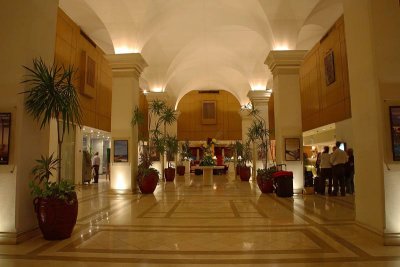 Hotel corridor Intercontinental Pyramids Park Resort Cairo hodnik v hotelu_MG_9751-1.jpg