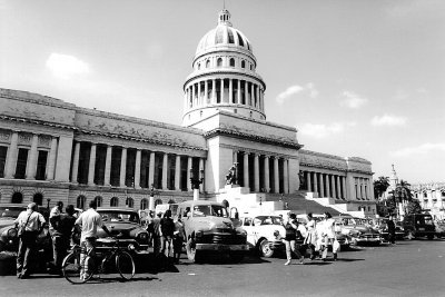 cabbies at El Capitolio Nacional