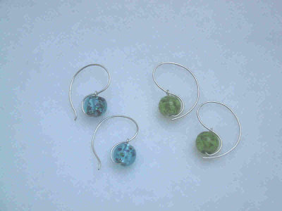 these simple earrings are abaout 2.5cm in diameter, with handmade glass beads as their focal point.