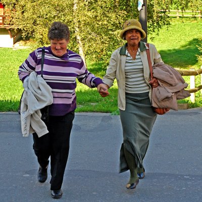 Kathryn and Idella cross the road!