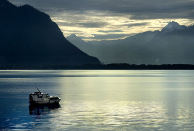 Lonely boat, Montreux (2394)