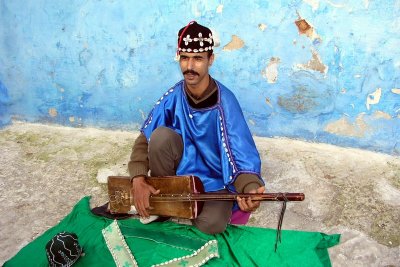 031 Rabat - Street musician, Oudaya kasbah.JPG